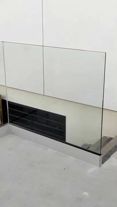 Barandillas de cristal de escaleras e interior rectas