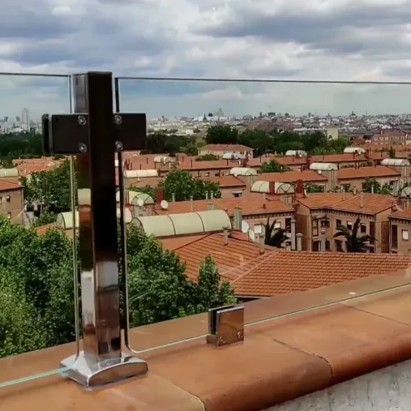 Barandillas de cristal para terrazas y exterior inclinadas
