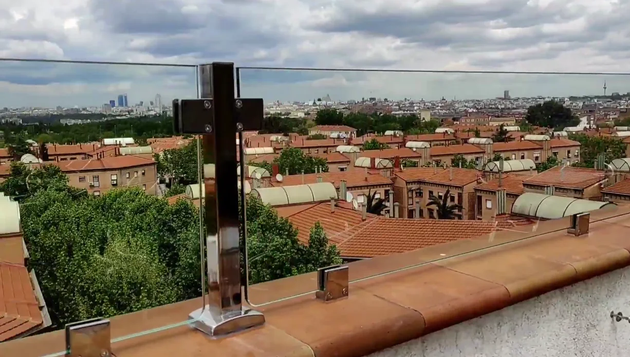 Barandillas de cristal para terrazas y exterior inclinadas