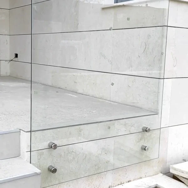 Barandillas de cristal de escaleras e interior rectas