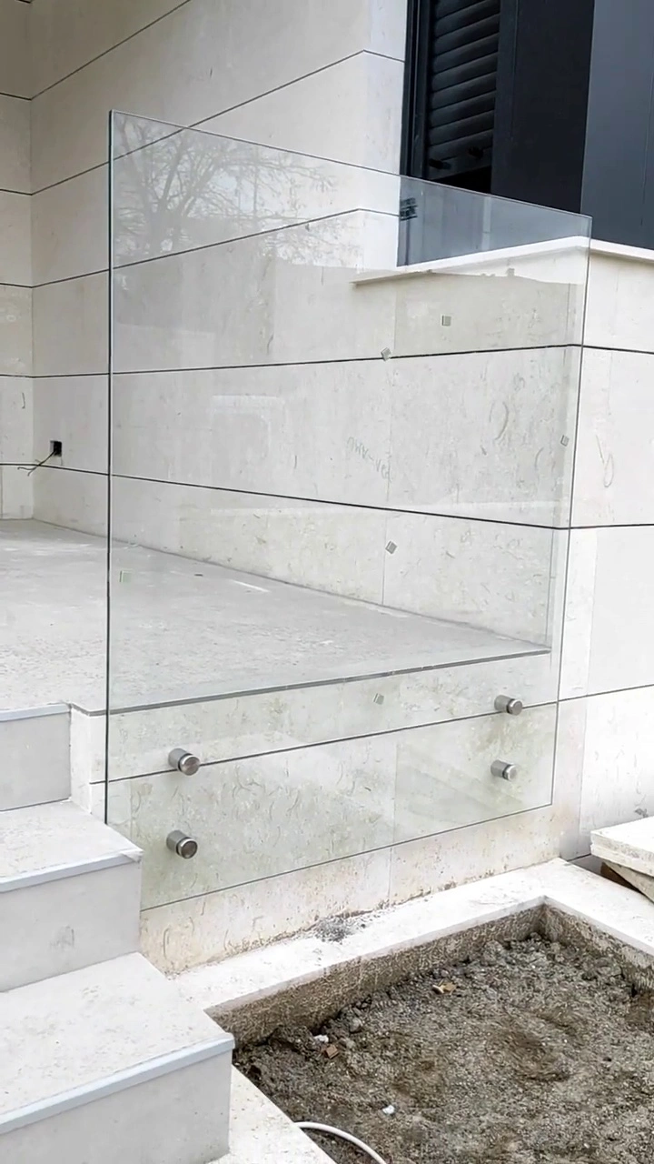 Barandillas de cristal de escaleras e interior rectas