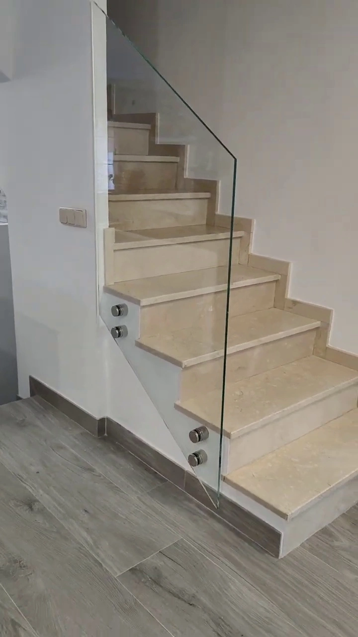Barandillas de cristal de escaleras inclinadas