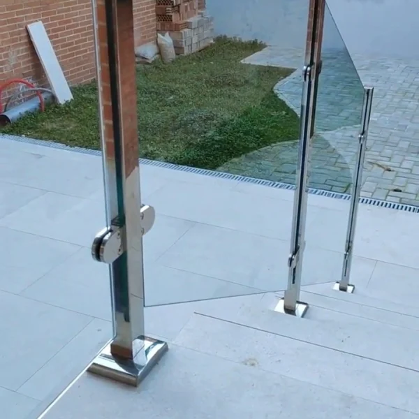 Barandillas de cristal con Pilastras de Sujeción Inclinadas