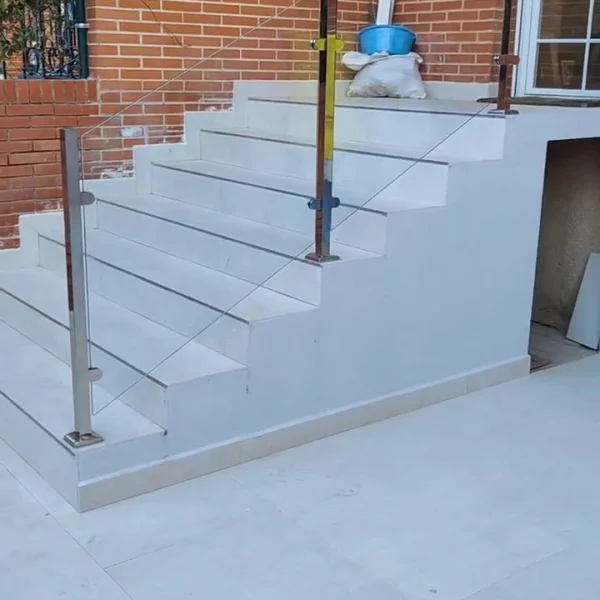 Barandillas de cristal con Pilastras de Sujeción Inclinadas