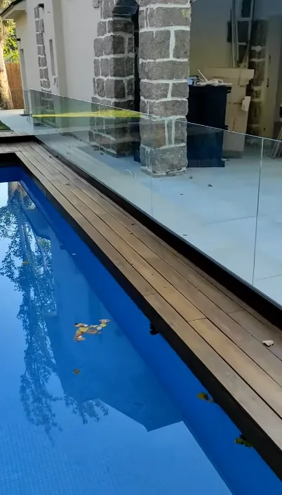 barandilla-cristal-seguridad-piscina-1.webp Barandillas de cristal de suelo o perfil oculto rectas