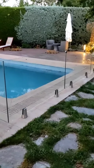 barandilla-piscina-con-pinzas-de-sujeccion-1.webp Barandillas de cristal con Pinzas o Grapas de Sujeción Rectas
