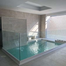 piscina suelo cristal