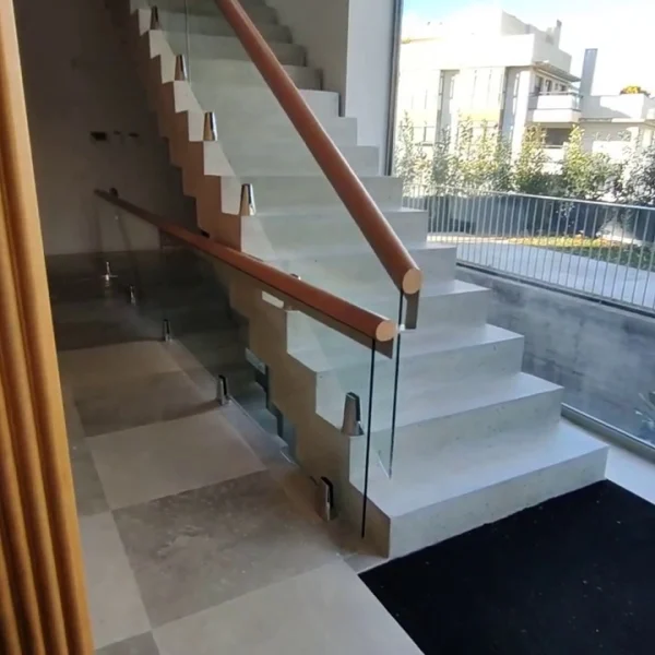 Barandillas de cristal de escaleras inclinadas