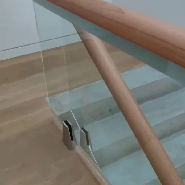 Barandillas de cristal con Pinzas o Grapas de Sujeción Inclinadas