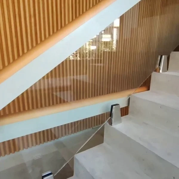 Barandillas de cristal con Pinzas o Grapas de Sujeción Inclinadas