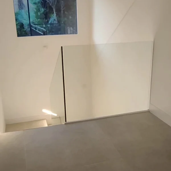 Barandillas de cristal de escaleras e interior rectas