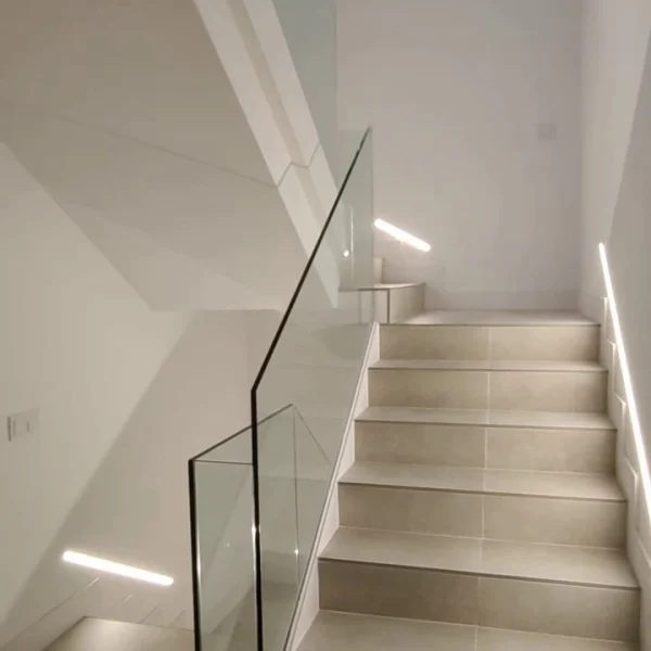 Barandillas de cristal de escaleras inclinadas