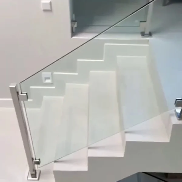 Barandillas de cristal con Pilastras de Sujeción Inclinadas