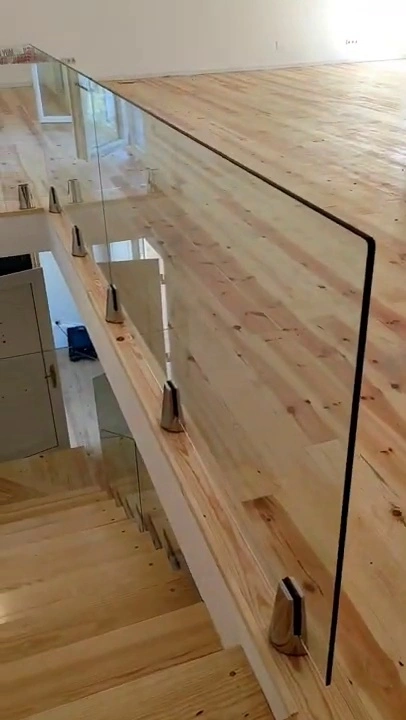 Barandillas de cristal de escaleras e interior rectas