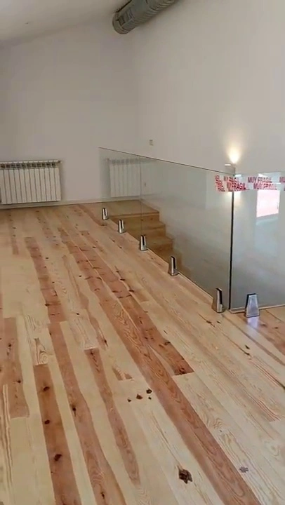 Barandillas de cristal de escaleras e interior rectas