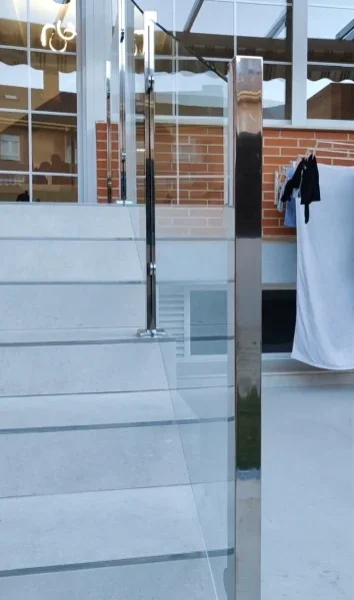 Barandillas de cristal para terrazas y exterior inclinadas