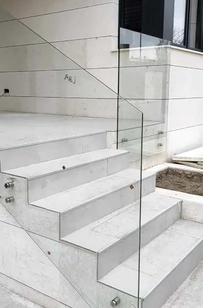 Barandillas de cristal para terrazas y exterior inclinadas