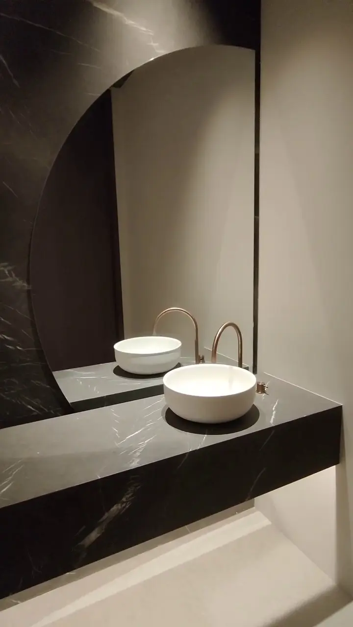 instalacion-espejo-plata-semicircular-200-cm-diametro-cuarto-bano-madrid-95-1.webp Espejo Plata Semicircular