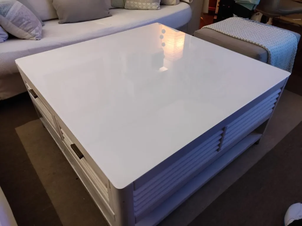 Mesa con tapa de cristal