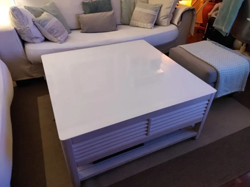 Mesa con tapa de vidrio