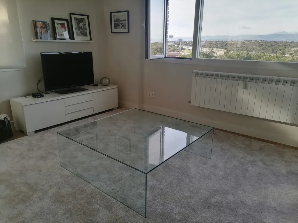 Mesa con tapa de vidrio
