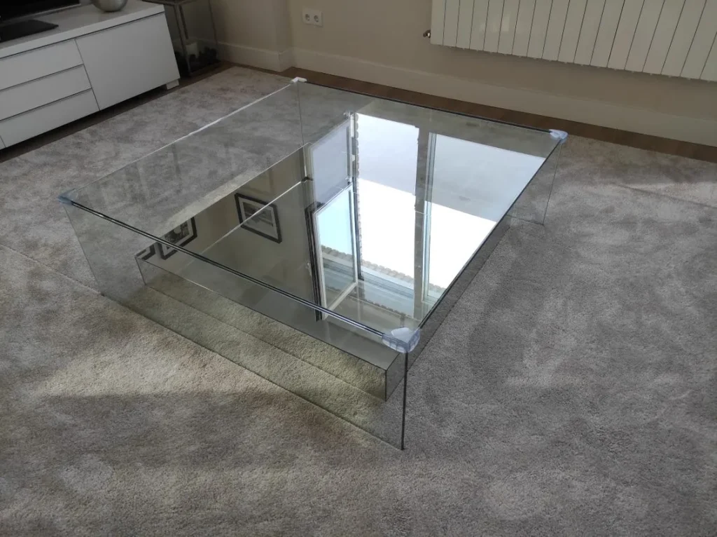 Mesa con tapa de cristal
