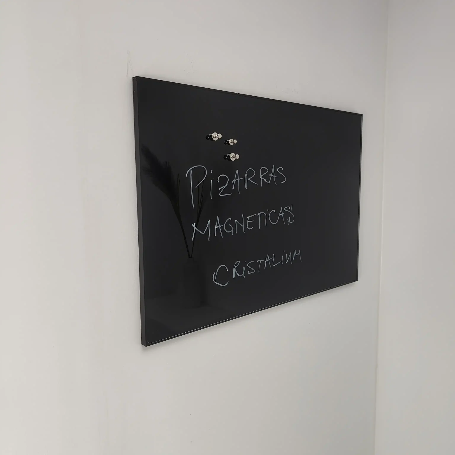 Pizarra Magnética de Cristal Negra a Medida con Marco