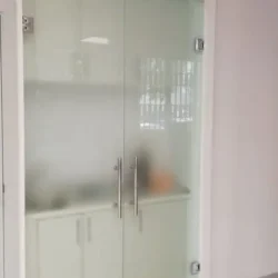 puerta translucida vidrio
