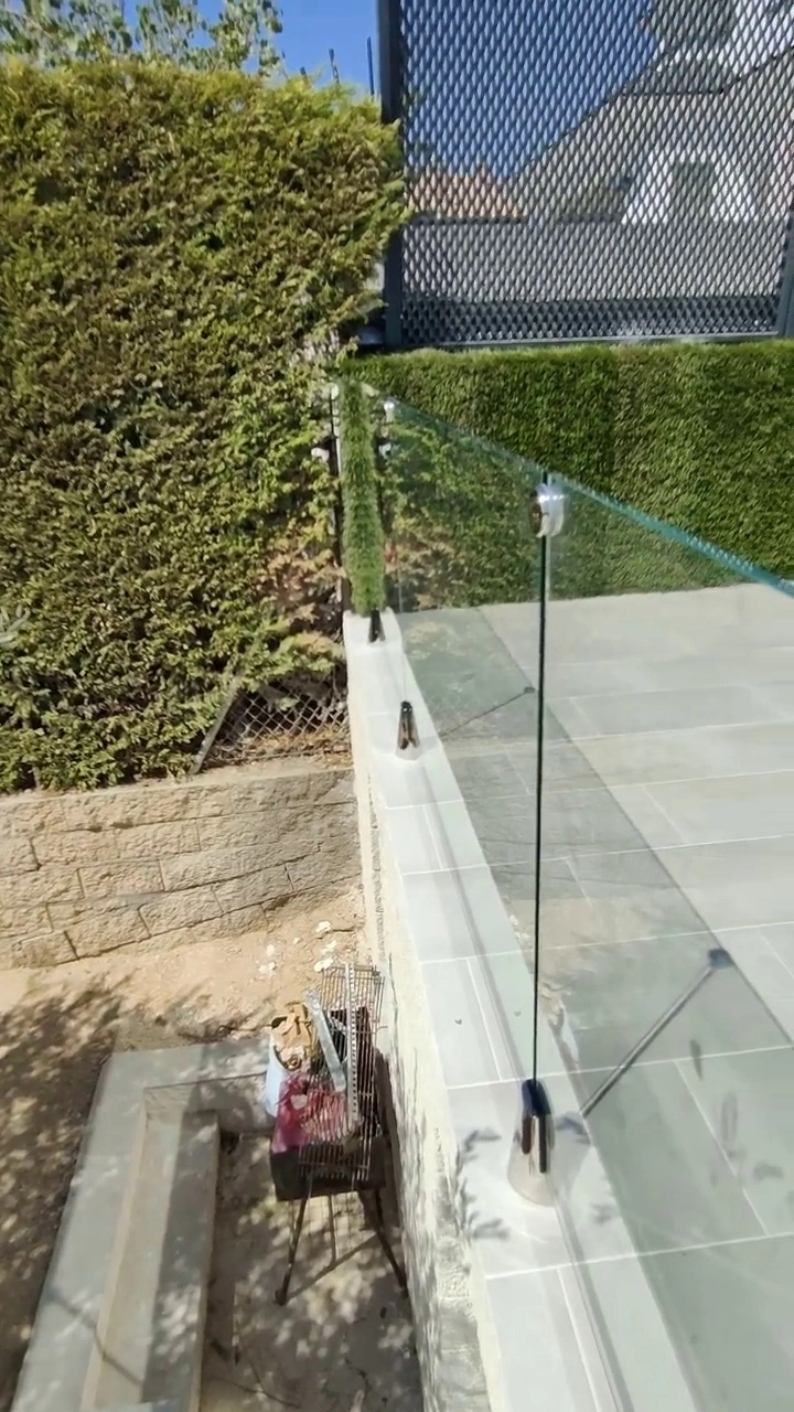 valla-acristalada-piscina-pinzas-suelo-regulables-comenza-y-vidrio-laminar-66-mm-131-1.webp Barandillas de cristal con Pinzas o Grapas de Sujeción Rectas