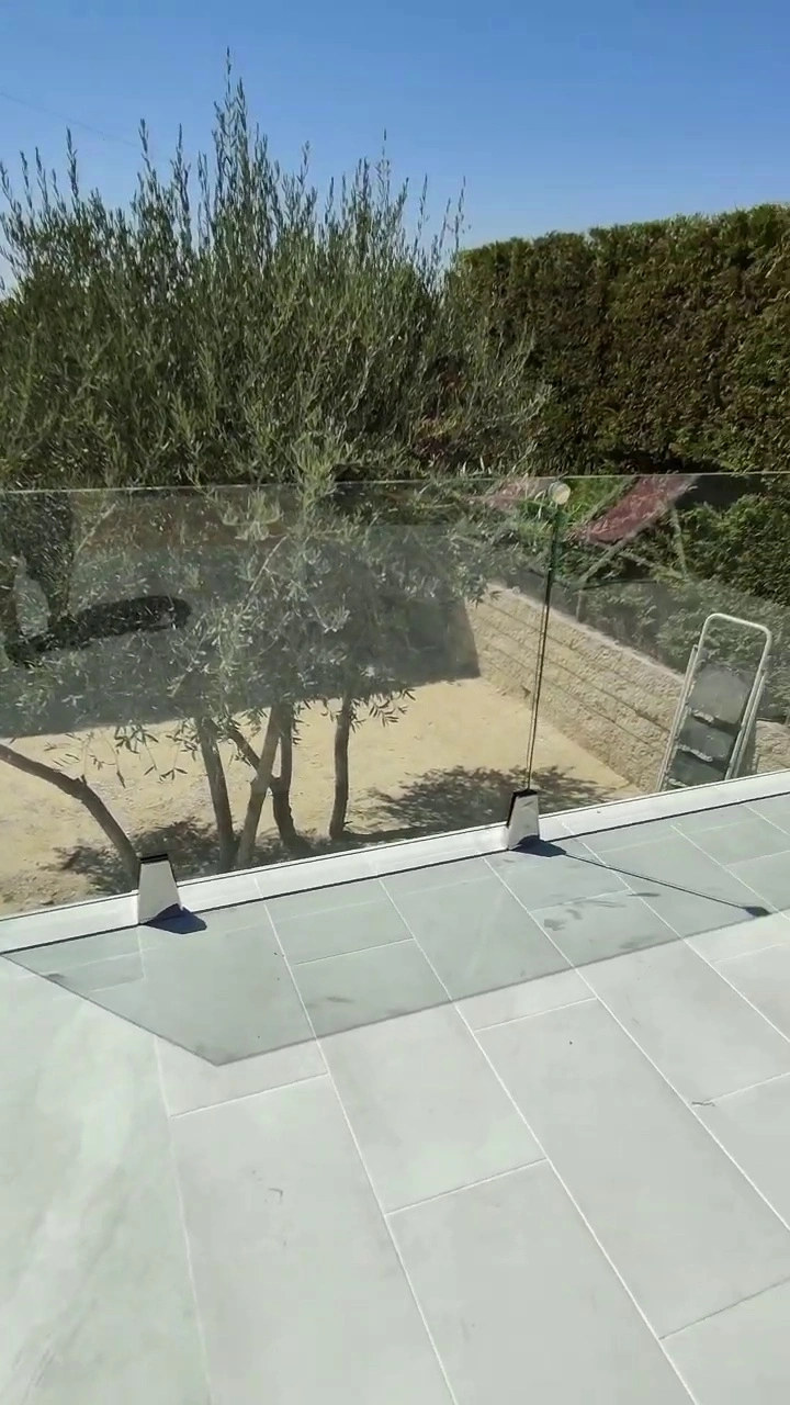 valla-acristalada-piscina-pinzas-suelo-regulables-comenza-y-vidrio-laminar-66-mm-27-1.webp Barandillas de cristal con Pinzas o Grapas de Sujeción Rectas
