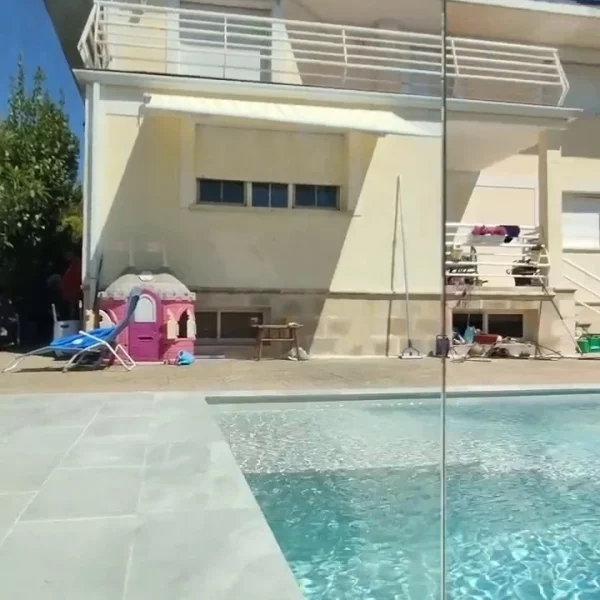 valla-acristalada-piscina-pinzas-suelo-regulables-comenza-y-vidrio-laminar-66-mm-87-1.webp Barandillas de cristal con Pinzas o Grapas de Sujeción Rectas