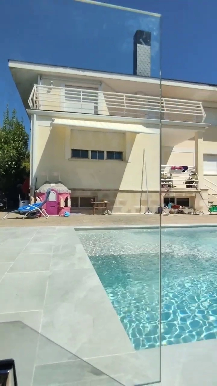 valla-acristalada-piscina-pinzas-suelo-regulables-comenza-y-vidrio-laminar-66-mm-87-1.webp Barandillas de cristal con Pinzas o Grapas de Sujeción Rectas
