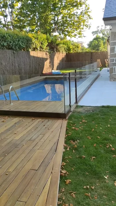valla-para-Piscina-con-Perfil-de-Aluminio-en-el-Suelo-y-Vidrio-de-Seguridad-Laminado-1.webp Barandillas de cristal de suelo o perfil oculto rectas