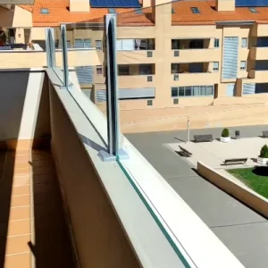Barandillas de cristal con Pilastras de Sujeción Inclinadas